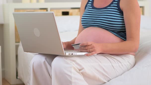 Zwangere Vrouw Met Behulp Van Credit Card Online — Stockvideo