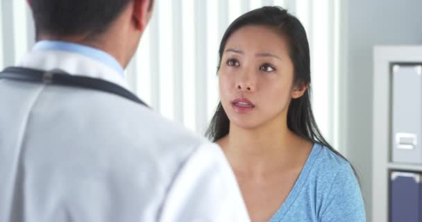Kinesiska Patienten Tala Med Läkare Nacksmärta — Stockvideo