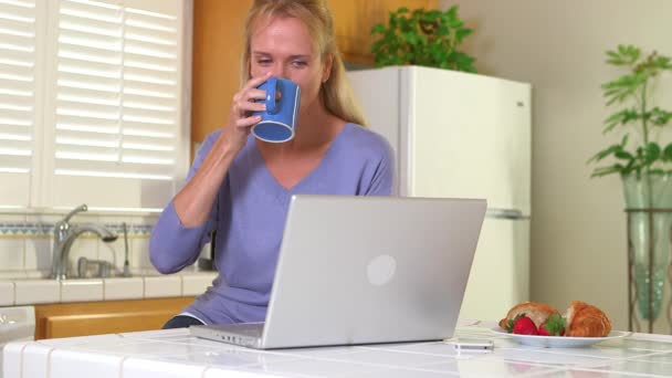 Erwachsene Frau Trinkt Kaffee Morgen Während Sie Computer Benutzt — Stockvideo