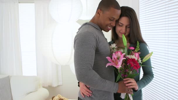 Mujer Abrazando Novio Después Recibir Flores — Vídeos de Stock