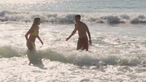 Casal Jovem Salpicando Jogando Oceano — Vídeo de Stock