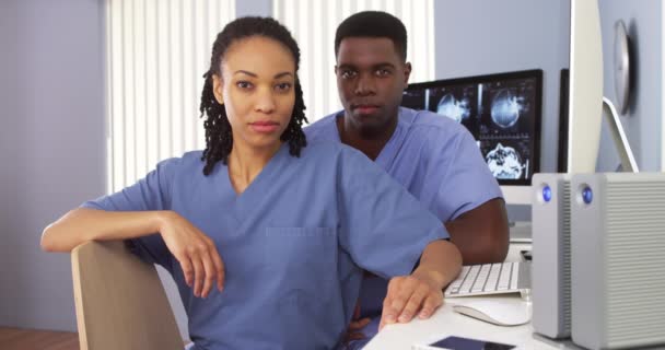 Dos Médicos Negros Sentados Juntos Escritorio Computadora — Vídeos de Stock