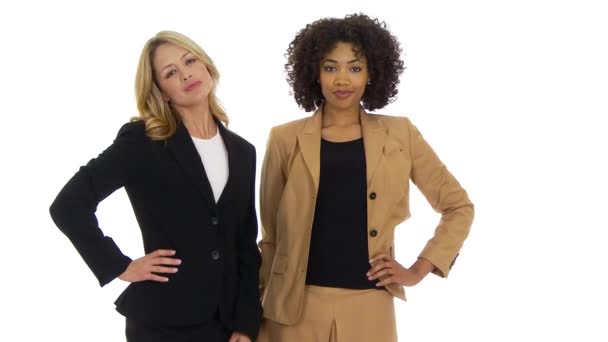 Dwie Bizneswoman Uśmiechnięte Patrzące Kamerę — Wideo stockowe