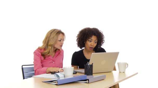 Dwie Bizneswoman Laptopie Świętują — Wideo stockowe