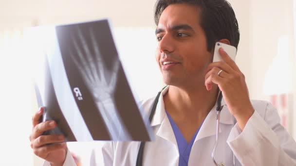 Médico Hispânico Revisando Raios Mão — Vídeo de Stock