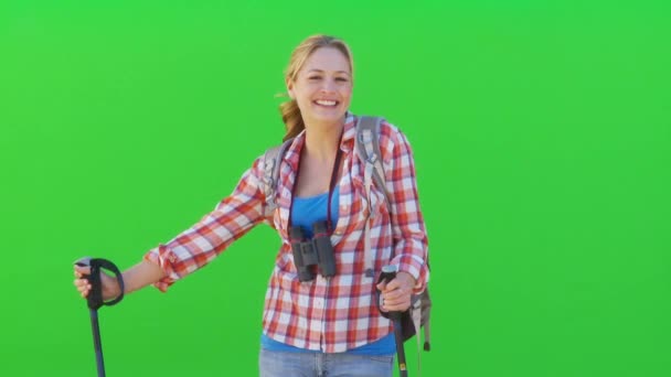 Kobieta Turystka Uśmiechnięta Patrząca Kamerę — Wideo stockowe