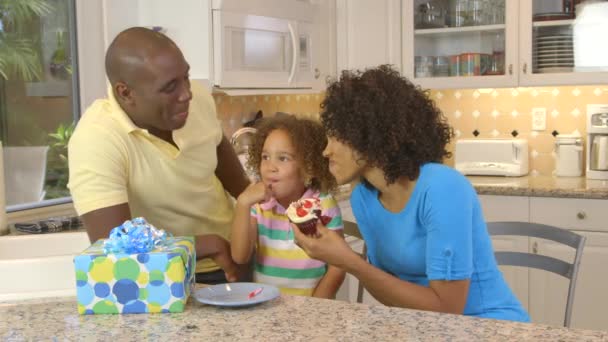 Afroamerikansk Familj Med Födelsedagsfest — Stockvideo