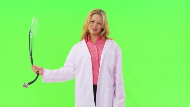 Mulher Médico Sorrindo Balançando Estetoscópio — Vídeo de Stock