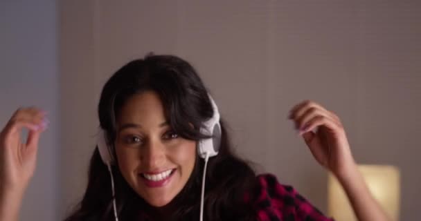 Mujer Mexicana Bailando Con Auriculares Puestos — Vídeo de stock