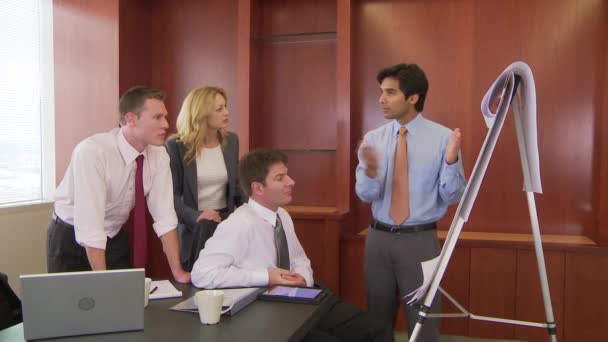 若いビジネスの同僚がオフィスでプレゼンテーションを行う — ストック動画