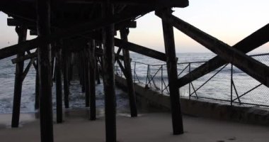 Ufukta yeşil ekran ya da krom anahtar için gökyüzü görünen siluetli ahşap iskele. Birleşiklik ya da anahtarlama için odak dışı ya da odaksız çekim. 4k