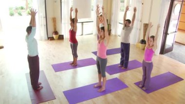 İnsanlar yoga sınıfı