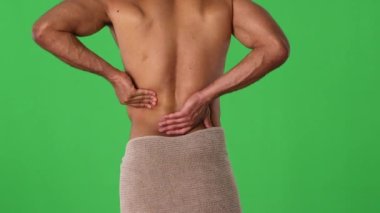 Sırtı ağrıyan bir adam