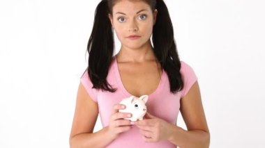 Elinde domuz kumbarası olan mutsuz genç bir kadının portresi.