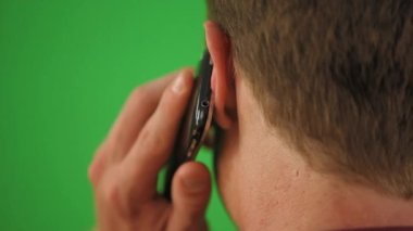 Cep telefonuyla adamın arkasını kapat.