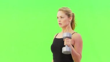 Atletik kadın ağırlıkları kaldırıyor