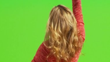 Dişilerin kollarını uzatıp gökyüzüne bakmaları.