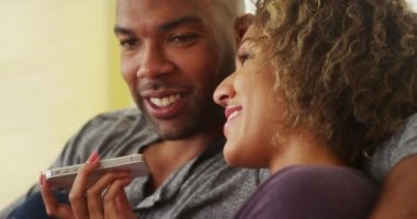 Siyah çift konuşmak Smartphone