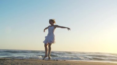 Dans eden genç bir kadınla Sahil Balesi