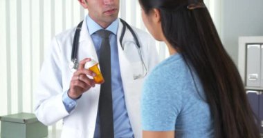 İspanyol Doktor hastaya yeni reçete açıklayan