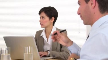 toplantıda konuşan iş takım