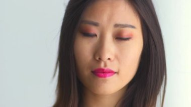 Çinli bir kadın saçlarını tarıyor.