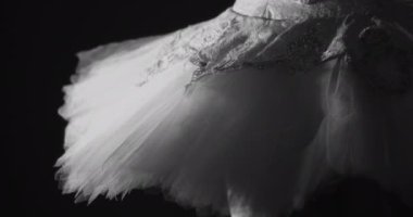 Balerin eteğiyle atlayan bir kadın.