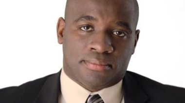 Ciddi bir Afro-Amerikan iş adamına yaklaş.