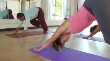 İnsanlar yoga sınıfı