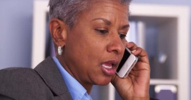 Smartphone üzerinde konuşmak kıdemli siyah işkadını