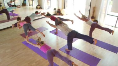 İnsanlar yoga sınıfı