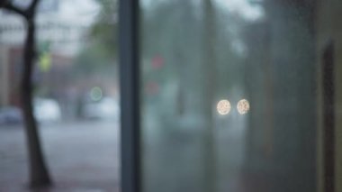 Yeşil ekran ya da krom anahtar için şehir otobüs durağının arka planındaki odak dışı ışıkların plakası. Birleşiklik ya da anahtarlama için odak dışı ya da odaksız çekim. 4k