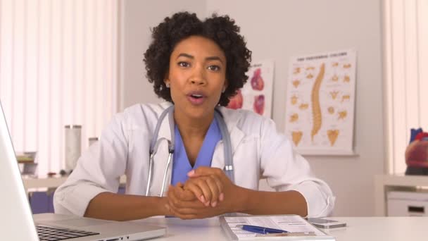 Afro Américaine Médecin Parler Caméra — Video