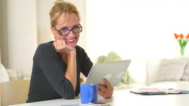 Ώριμη Γυναίκα Κάθεται Στο Γραφείο Tablet Υπολογιστή — Αρχείο Βίντεο