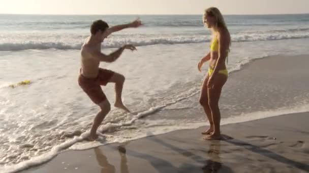 若いカップルが良いとビーチで楽しみます — ストック動画