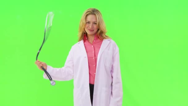 Kvinna Läkare Ler Och Svängande Stetoskop — Stockvideo