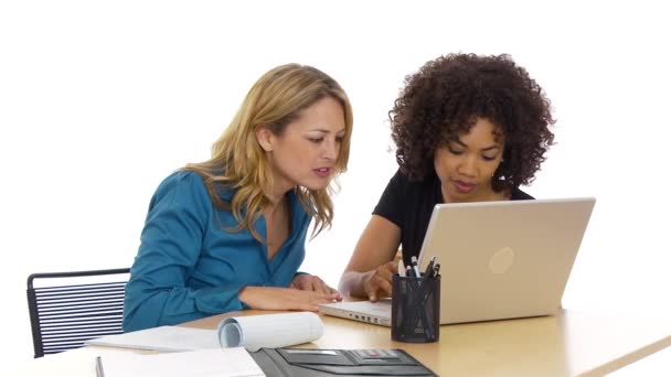 Dos Mujeres Negocios Riendo Mientras Trabajan Ordenador Portátil — Vídeo de stock