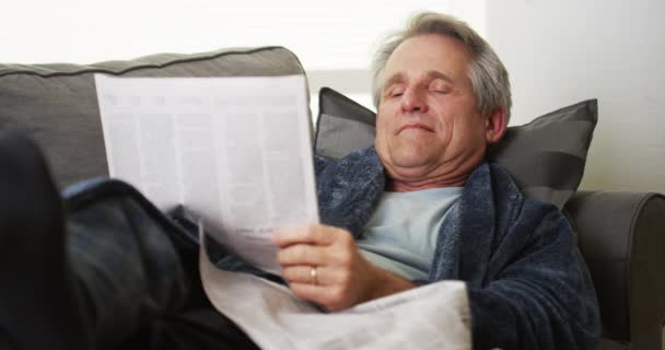 Старший Чоловік Заснув Читаючи Газету — стокове відео