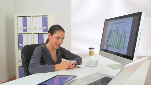 Ευτυχισμένη Ισπανίδα Επιχειρηματίας Ενθουσιασμένη Στο Γραφείο — Αρχείο Βίντεο