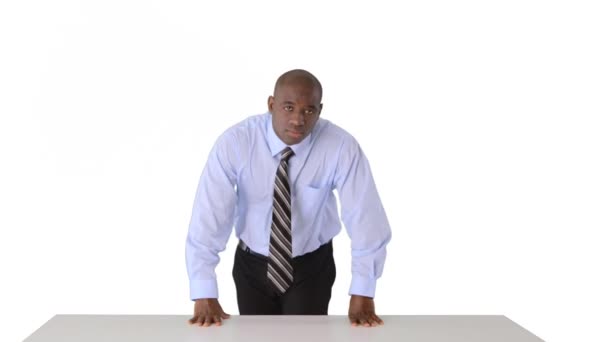 Zelfverzekerde Afro Amerikaanse Zakenman Met Gekruiste Armen — Stockvideo