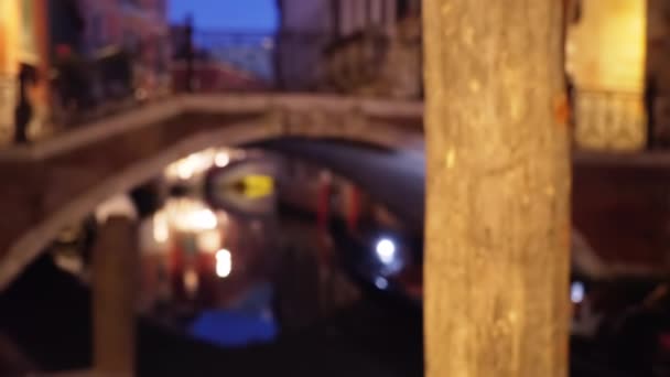 Wenecki Gondolier Prowadzi Łodzią Malowniczym Kanale Włoszech Nocy Rozkojarzony Strzał — Wideo stockowe