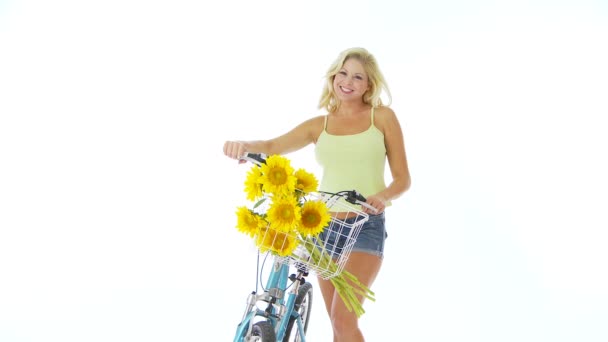 Frau Auf Fahrrad Mit Sonnenblumen — Stockvideo