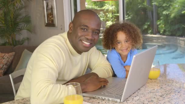 Porträtt Afroamerikanska Far Och Dotter Med Bärbar Dator — Stockvideo