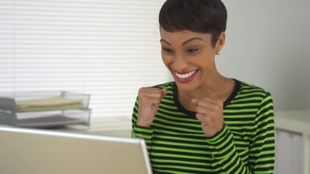 幸せなアフリカ系アメリカ人のビジネス女性がオフィスで祝う — ストック動画