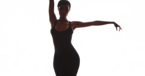 Afrykańska Kobieta Czarnej Sukience Tańczy Białym Tle — Wideo stockowe