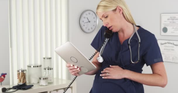 Enfermera Embarazada Trabajando Hasta Que Baja Por Maternidad — Vídeo de stock