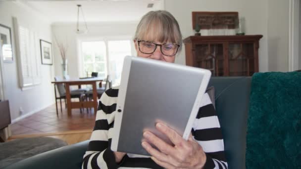 Oturma Odasında Otururken Tablet Bilgisayar Kullanan Mutlu Kafkasyalı Kadın Yaşlı — Stok video