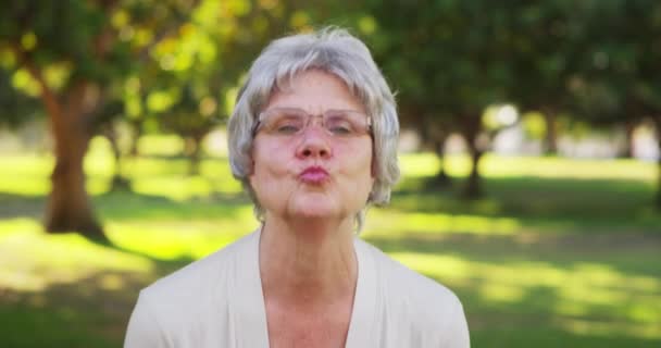 Старша Жінка Дме Поцілунки Камеру — стокове відео