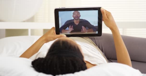 Μαύρη Γυναίκα Μιλάμε Φίλο Του Tablet — Αρχείο Βίντεο