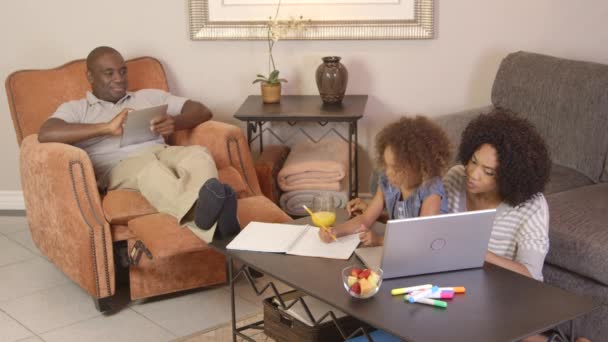 Αφρο Αμερικανική Οικογένεια Κάνει Την Εργασία Φορητό Υπολογιστή — Αρχείο Βίντεο